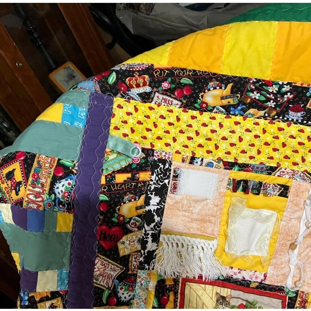 Lap quilt with fidget mat in center